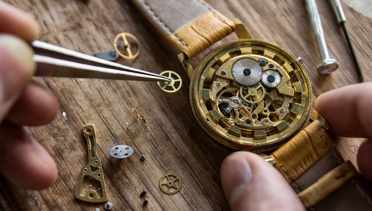 Professional cleaning and care of your watch: preserving its shine and durability